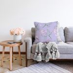 - Sonil-K-8496-Gorsel2 - Realhomes  Renkli Zemin Üzerinde Yaprak Desenli Dijital Baskılı Modern Raşel Kadife Yastık Kırlent Kılıfı Realhomes