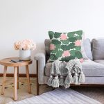 - Sonil-K-8499-Gorsel2 - Realhomes Beyaz Zemin Üzerinde Yeşil Yaprak Desenli Raşel Kadife Yastık Kırlent Kılıfı Realhomes