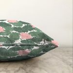 - Sonil-K-8499-Gorsel3 - Realhomes Beyaz Zemin Üzerinde Yeşil Yaprak Desenli Raşel Kadife Yastık Kırlent Kılıfı Realhomes