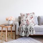 Beyaz Zemin Üzerinde Rengarenk Çiçek Desenli Raşel Kadife Yastık Kırlent Kılıfı Realhomes