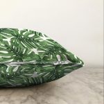 - Sonil-K-8502-Gorsel3 - Realhomes Beyaz Zemin Üzerinde Yeşil Yaprak Desenli Raşel Kadife Yastık Kırlent Kılıfı Realhomes