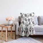 - Sonil-K-8503-Gorsel2 - Realhomes  Beyaz Zemin Üzerinde Siyah Yaprak Desenli Raşel Kadife Yastık Kırlent Kılıfı Realhomes