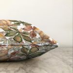 Beyaz Zeminli Sonbahar Yaprak Desenli Dijital Baskılı Modern Raşel Kadife Yastık Kırlent Kılıfı Realhomes