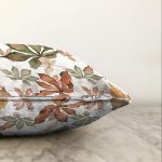 Beyaz Zeminli Sonbahar Yaprak Desenli Dijital Baskılı Modern Raşel Kadife Yastık Kırlent Kılıfı Realhomes