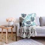 Beyaz Zemin Üzerinde Renkli Deniz Otu Desenli Dijital Baskılı Modern Raşel Kadife Yastık Kılıfı Realhomes