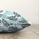 Beyaz Zemin Üzerinde Renkli Deniz Otu Desenli Dijital Baskılı Modern Raşel Kadife Yastık Kılıfı Realhomes