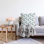 Beyaz Zemin Üzerinde Yeşil Yaprak Desenli Raşel Kadife Yastık Kırlent Kılıfı Realhomes