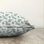 Beyaz Zemin Üzerinde Yeşil Yaprak Desenli Raşel Kadife Yastık Kırlent Kılıfı Realhomes