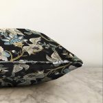 Siyah Zemin Üzerinde Rengarenk Çiçek Desenli Raşel Kadife Yastık Kırlent Kılıfı Realhomes