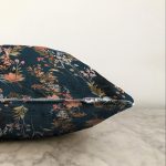 - Sonil-K-8516-Gorsel3 - Realhomes Rengarenk Zemin Üzerinde Çiçek Desenli Dijital Baskılı Modern Raşel Kadife Yastık Kırlent Kılıfı Realhomes