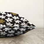 - Sonil-K-8517-Gorsel3 - Realhomes Siyah Zemin Üzerinde Gold Detaylı Beyaz Çiçek Desenli Raşel Kadife Yastık Kırlent Kılıfı Realhomes