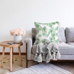 - Sonil-K-8518-Gorsel2 - Realhomes Beyaz Zemin Üzerinde Yeşil Yaprak Desenli Raşel Kadife Yastık Kırlent Kılıfı Realhomes