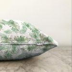 - Sonil-K-8518-Gorsel3 - Realhomes Beyaz Zemin Üzerinde Yeşil Yaprak Desenli Raşel Kadife Yastık Kırlent Kılıfı Realhomes