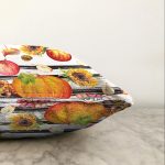 - Sonil-K-8520-Gorsel3 - Realhomes Beyaz Zemin Üzerinde Siyah Çizgili Bal Kabağı Desenli Raşel Kadife Yastık Kırlent Kılıfı Realhomes