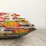 - Sonil-K-8521-Gorsel3 - Realhomes Renkli Zemin Üzerinde Siyah Çizgili Bal Kabağı Desenli Raşel Kadife Yastık Kırlent Kılıfı Realhomes