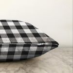 Beyaz Zeminli Siyah Ekose Desenli Dijital Baskılı Modern Raşel Kadife Yastık Kırlent Kılıfı Realhomes