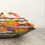 - Sonil-K-8526-Gorsel3 - Realhomes Beyaz Zemin Üzerinde Siyah Çizgili Bal Kabağı Desenli Raşel Kadife Yastık Kırlent Kılıfı Realhomes