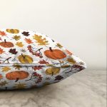 - Sonil-K-8527-Gorsel3 - Realhomes Beyaz Zemin Üzerinde Sonbahar Desenli Bal Kabağı Modern Raşel Kadife Yastık Kırlent Kılıfı Realhomes