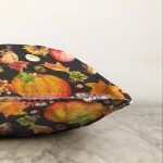 - Sonil-K-8530-Gorsel3 - Realhomes  Siyah Zeminli Bal Kabağı Desenli Dijital Baskılı Modern Raşel Kadife Yastık Kırlent Kılıfı Realhomes