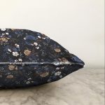 - Sonil-K-8532-Gorsel3 - Realhomes  Siyah Zemin Üzerinde Rengarenk Çiçek Desenli Raşel Kadife Yastık Kırlent Kılıfı Realhomes