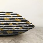 - Sonil-K-8533-Gorsel3 - Realhomes Beyaz Zemin Üzerinde Siyah Çizgili Gold Detaylı Bal Kabağı Raşel Kadife Yastık Kırlent Kılıfı Realhomes