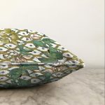 Beyaz Zemin Üzerinde Yeşil Puantiyeli Yaprak Desenli Raşel Kadife Yastık Kırlent Kılıfı Realhomes