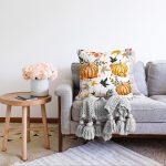 - Sonil-K-8541-Gorsel2 - Realhomes Beyaz Zeminli Bal Kabağı Desenli Dijital Baskılı Modern Raşel Kadife Yastık Kırlent Kılıfı Realhomes