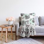 Beyaz Zemin Üzerinde Renkli Puantiyeli Kozalak Desenli Raşel Kadife Yastık Kırlent Kılıfı Realhomes