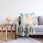 - Sonil-K-8547-Gorsel2 - Realhomes  Renkli Zemin Üzerinde Gold Detaylı Mermer Desenli Modern Raşel Kadife Yastık Kırlent Kılıfı Realhomes