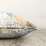 - Sonil-K-8547-Gorsel3 - Realhomes  Renkli Zemin Üzerinde Gold Detaylı Mermer Desenli Modern Raşel Kadife Yastık Kırlent Kılıfı Realhomes