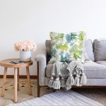 Beyaz Zemin Üzerinde Yeşil Renkli Yaprak Desenli Modern Raşel Kadife Yastık Kırlent Kılıfı Realhomes