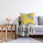 - Sonil-K-8550-Gorsel2 - Realhomes Renkli Zeminli Beyaz Yaprak Desenli Dijital Baskılı Modern Raşel Kadife Yastık Kırlent Kılıfı Realhomes