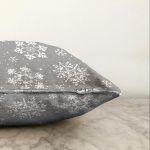 Renkli Zemin Üzerinde Beyaz Kartanesi Desenli Dijital Baskılı Modern Raşel Kadife Yastık Kılıfı Realhomes