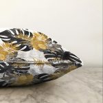 - Sonil-K-8553-Gorsel3 - Realhomes Beyaz Zemin Üzerinde Gold Detaylı Siyah Yaprak Desenli Raşel Kadife Yastık Kırlent Kılıfı Realhomes