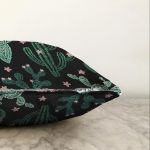 - Sonil-K-8555-Gorsel3 - Realhomes Siyah Zemin Üzerinde Yeşil Kaktüs Desenli Raşel Kadife Yastık Kırlent Kılıfı Realhomes