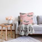 - Sonil-K-8557-Gorsel2 - Realhomes Renkli Zemin Üzerinde Kartane Desenli Yaprak Motifli Raşel Kadife Yastık Kırlent Kılıfı Realhomes