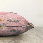 - Sonil-K-8557-Gorsel3 - Realhomes Renkli Zemin Üzerinde Kartane Desenli Yaprak Motifli Raşel Kadife Yastık Kırlent Kılıfı Realhomes