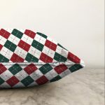- Sonil-K-8558-Gorsel3 - Realhomes  Beyaz Zemin Üzerinde Bordo Ve Yeşil Ekose Desenli Modern Raşel Kadife Yastık Kırlent Kılıfı Realhomes