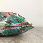 - Sonil-K-8560-Gorsel3 - Realhomes  Beyaz Zemin Üzerinde Renkli Soyut Çizimli Yaprak Desenli Raşel Kadife Yastık Kırlent Kılıfı Realhomes