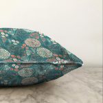 - Sonil-K-8562-Gorsel3 - Realhomes  Renkli Zemin Üzerinde Yaprak Desenli Dijital Baskılı Modern Raşel Kadife Yastık Kırlent Kılıfı Realhomes