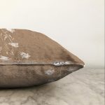 - Sonil-K-8567-Gorsel3 - Realhomes Rengarenk Zemin Üzerinde Beyaz Çiçek Desenli Raşel Kadife Yastık Kırlent Kılıfı Realhomes