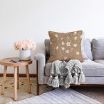 Rengarenk Zemin Üzerinde Beyaz Çiçek Desenli Raşel Kadife Yastık Kırlent Kılıfı Realhomes