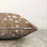 Rengarenk Zemin Üzerinde Beyaz Çiçek Desenli Raşel Kadife Yastık Kırlent Kılıfı Realhomes