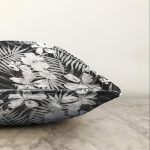 - Sonil-K-8572-Gorsel3 - Realhomes Siyah Zeminli Beyaz Çiçek Desenli Dijital Baskılı Modern Raşel Kadife Yastık Kırlent Kılıfı Realhomes