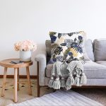 Beyaz Zemin Üzerinde Gold Detaylı Yaprak Desenli Modern Raşel Kadife Yastık Kırlent Kılıfı Realhomes