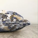 Beyaz Zemin Üzerinde Gold Detaylı Yaprak Desenli Modern Raşel Kadife Yastık Kırlent Kılıfı Realhomes