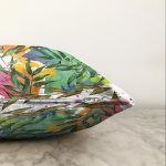 Beyaz Zemin Üzerinde Renkli Soyut Desenli Raşel Kadife Yastık Kırlent Kılıfı Realhomes