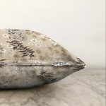 - Sonil-K-8579-Gorsel3 - Realhomes  Pastel Zeminli Renkli Yaprak Desenli Dijital Baskılı Modern Raşel Kadife Yastık Kırlent Kılıfı Realhomes