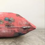 - Sonil-K-8580-Gorsel3 - Realhomes  Pastel Zemin Üzerinde Soyut Çiçek Desenli Raşel Kadife Yastık Kırlent Kılıfı Realhomes