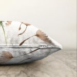 - Sonil-K-8586-Gorsel3 - Realhomes  Beyaz Zemin Üzerinde Çiçek Desenli Dijital Baskılı Modern Raşel Kadife Yastık Kırlent Kılıfı Realhomes